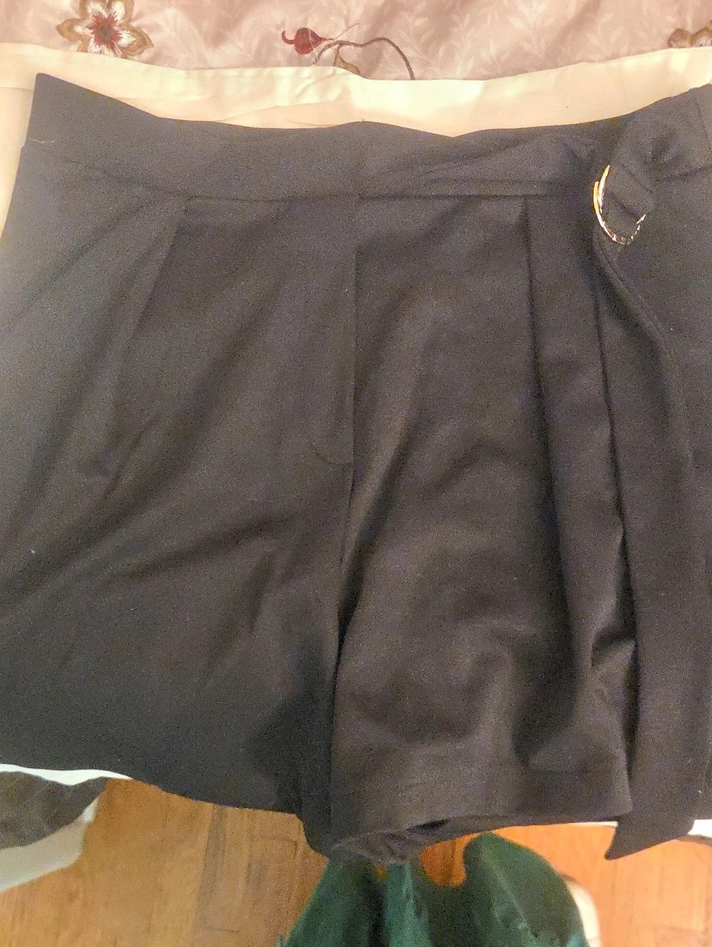 H&M Belted Shorts Pleated Black Bermuda Shorts XL